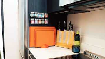 Cafetera y tetera, refrigerador, microondas y horno