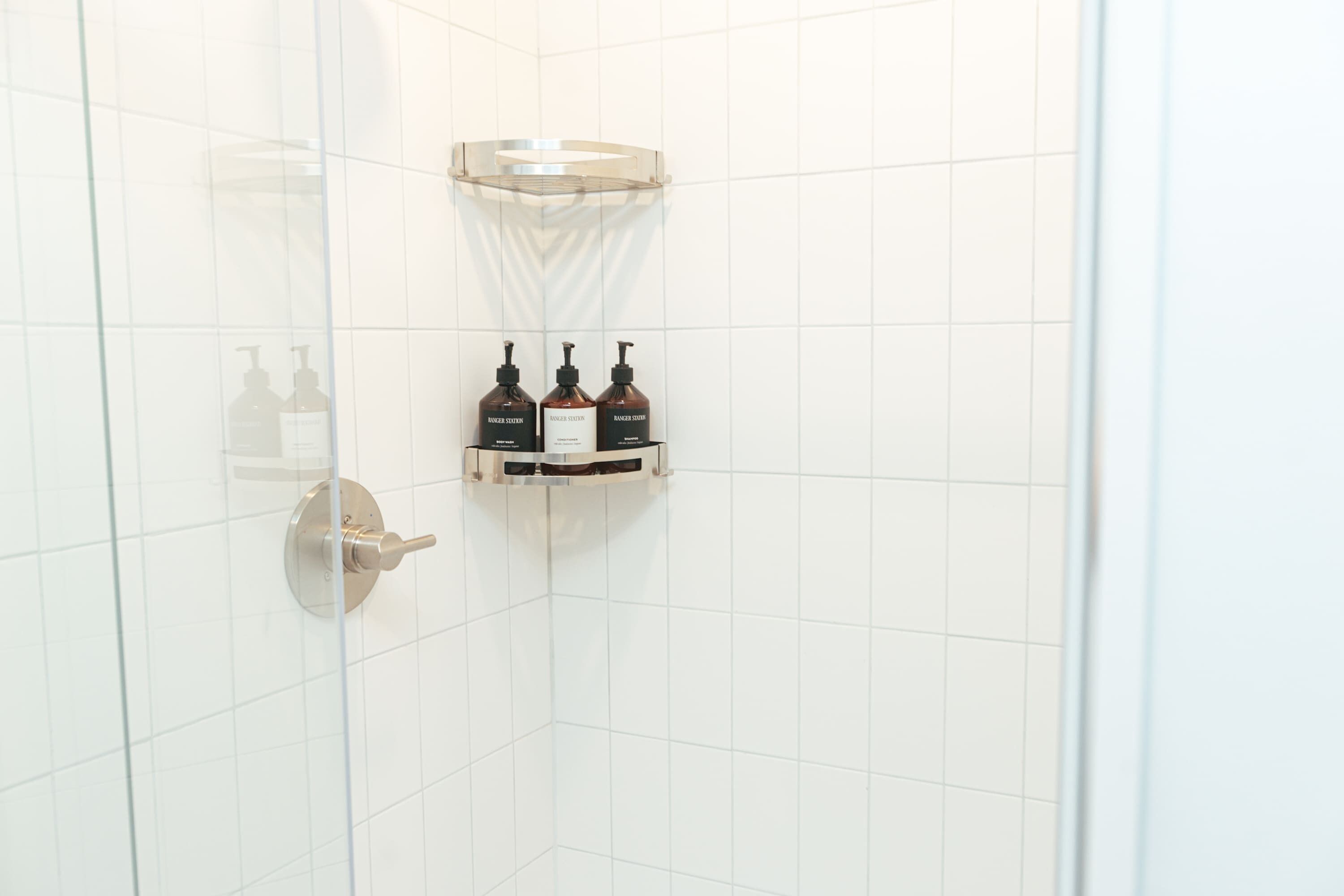 Regadera, secadora de cabello, toallas, shampoo 