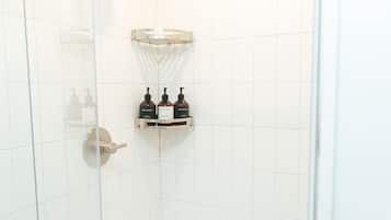 Regadera, secadora de cabello, toallas, shampoo
