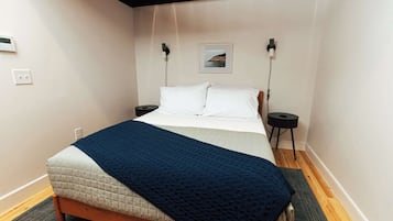 1 quarto, escrivaninha, ferros/tábuas de passar roupa, berço de viagem