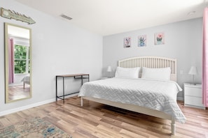A bedroom with a bed, a bedside table, a mirror, and a window. - Magic 3B/3B Family Escape/Near Parks (Kissimmee)