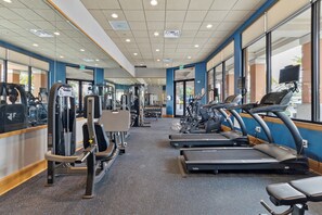 A gym with treadmills, weight machines, and mirrors. - Magic 3B/3B Family Escape/Near Parks (Kissimmee)