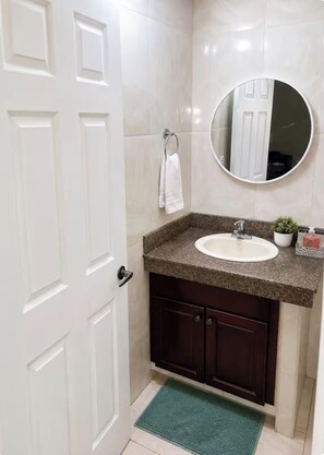 Bathroom - Emerald Luxe - Bedroom Suite Montego Bay (Montego Bay)
