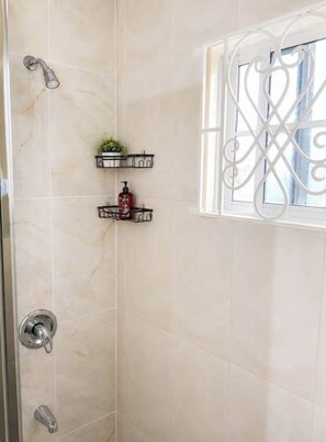 Bathroom - Emerald Luxe - Bedroom Suite Montego Bay (Montego Bay)