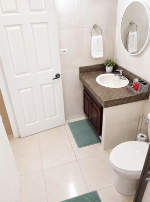Bathroom - Emerald Luxe - Bedroom Suite Montego Bay (Montego Bay)