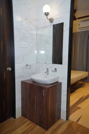 Shower, hair dryer, towels, soap - VayaVia Vine / 3BHK Themed Homestay - Families (Nashik)