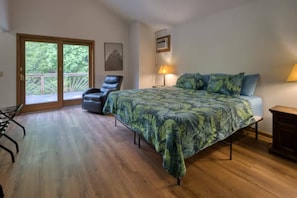 Desk, iron/ironing board, WiFi, bed sheets - Secluded 6BR Retreat Near Lake Hopatcong (Roxbury Township)