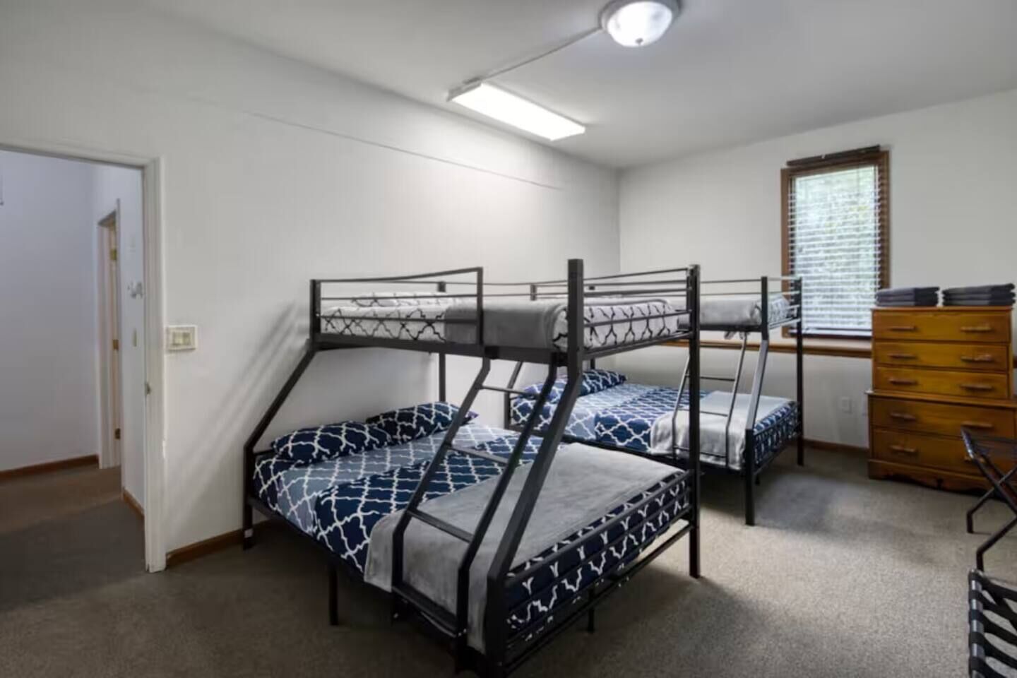 6 bedrooms, desk, iron/ironing board, WiFi