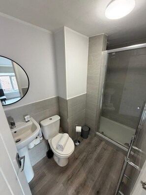A bathroom with a toilet, sink, and shower. - Luxury Stay in Bolton ~Free Parking ~ Sleeps 3 (Farnworth)