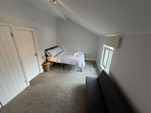 A bedroom with a bed, bedside table, lamp, and a window. - Luxury Stay in Bolton ~Free Parking ~ Sleeps 3 (Farnworth)
