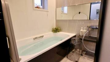 Basic House, 4 Bedrooms, City View | Bathroom