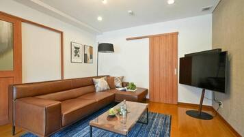 Casa básica, 4 habitaciones, vista a la ciudad | Área de sala de estar