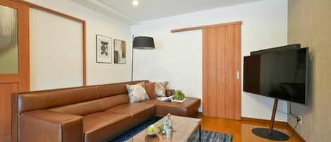 Basic House, 4 Bedrooms, City View | Living area