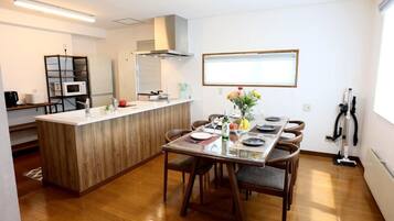Basic House, 4 Bedrooms, City View | Dining