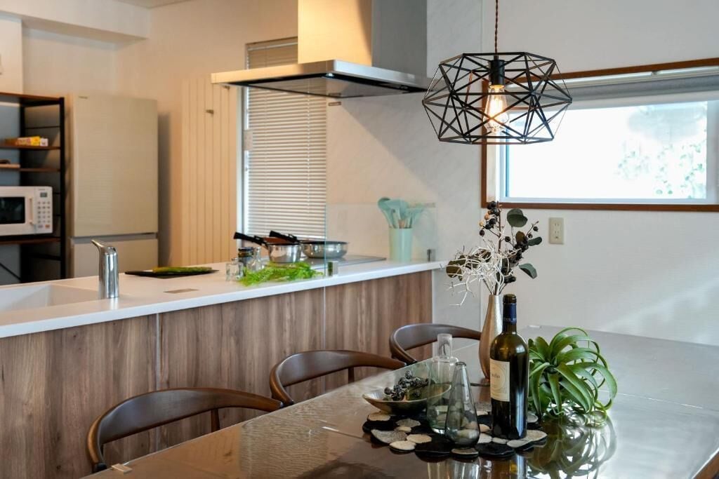 Basic House, 4 Bedrooms, City View | Dining