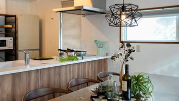 Basic House, 4 Bedrooms, City View | Dining