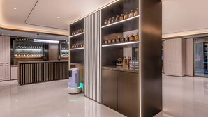Eine moderne Bar mit klarem Design, inklusive einer Bar und Regalen voller Flaschen.