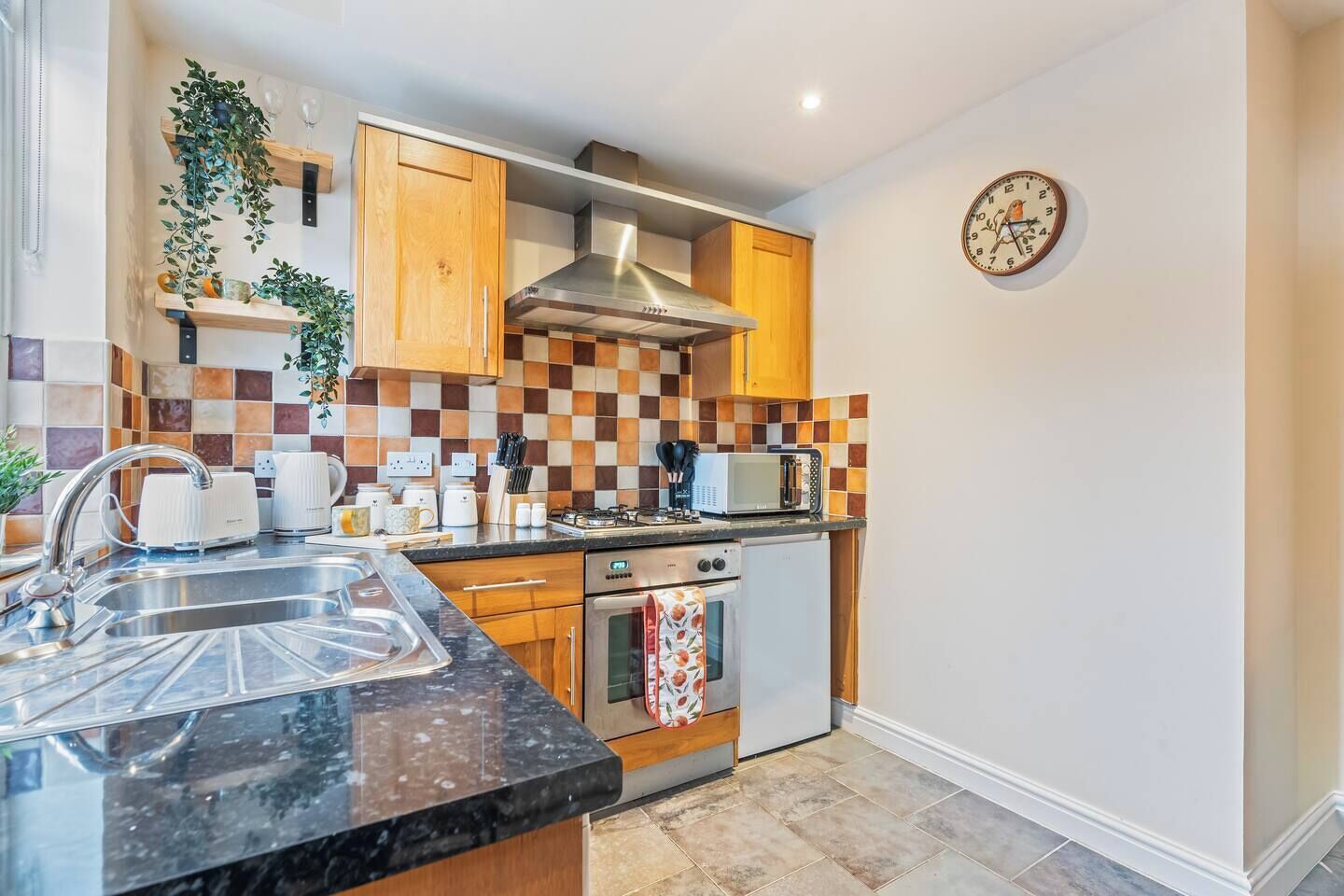 Coffee/tea maker, fridge, microwave, oven