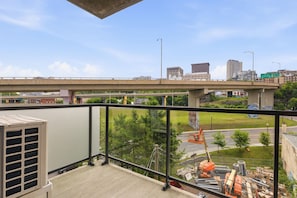 A balcony with a view of a cityscape, including a bridge and buildings. - The Downtown Sugar Shack | Rooftop Pool | Sleeps 8 (Québec)