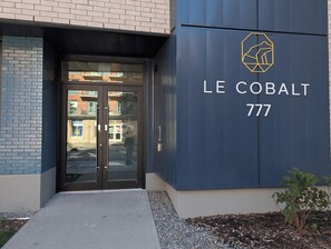 A building entrance with a glass door and a sign reading 'LE COBALT 777'. - The Panorama · Sleeps 9 · 2 baths · EV parking (Québec City)