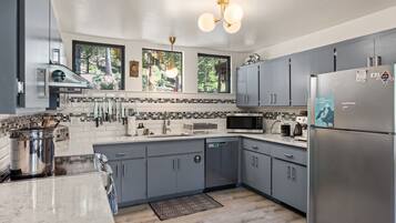 Coffee/tea maker, fridge, microwave, oven