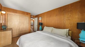 4 bedrooms, in-room safe, desk, iron/ironing board