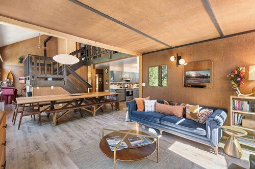 The Wildhaus · Creekside Hot Tub · Dog Friendly