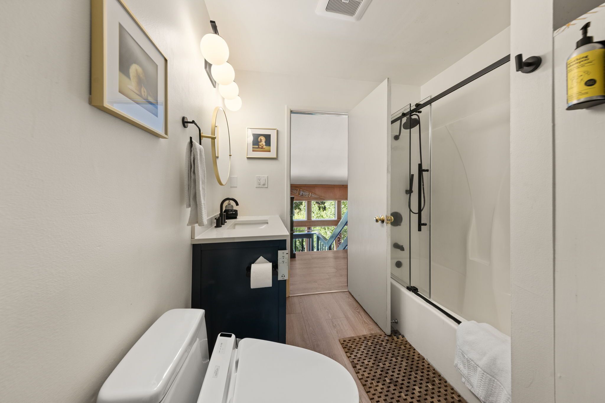 Douche, articles de toilette écologiques, sèche-cheveux, bidet
