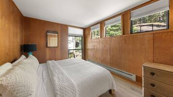 4 bedrooms, in-room safe, desk, iron/ironing board
