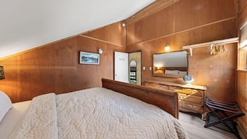 4 bedrooms, in-room safe, desk, iron/ironing board
