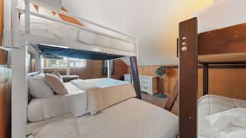 4 bedrooms, in-room safe, desk, iron/ironing board