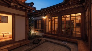 Un edificio de estilo japonés tradicional con suelo de tatami y puertas correderas.