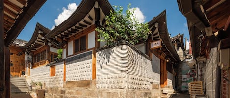 Un edificio tradicional con fachada de piedra, vigas de madera y techo de tejas.