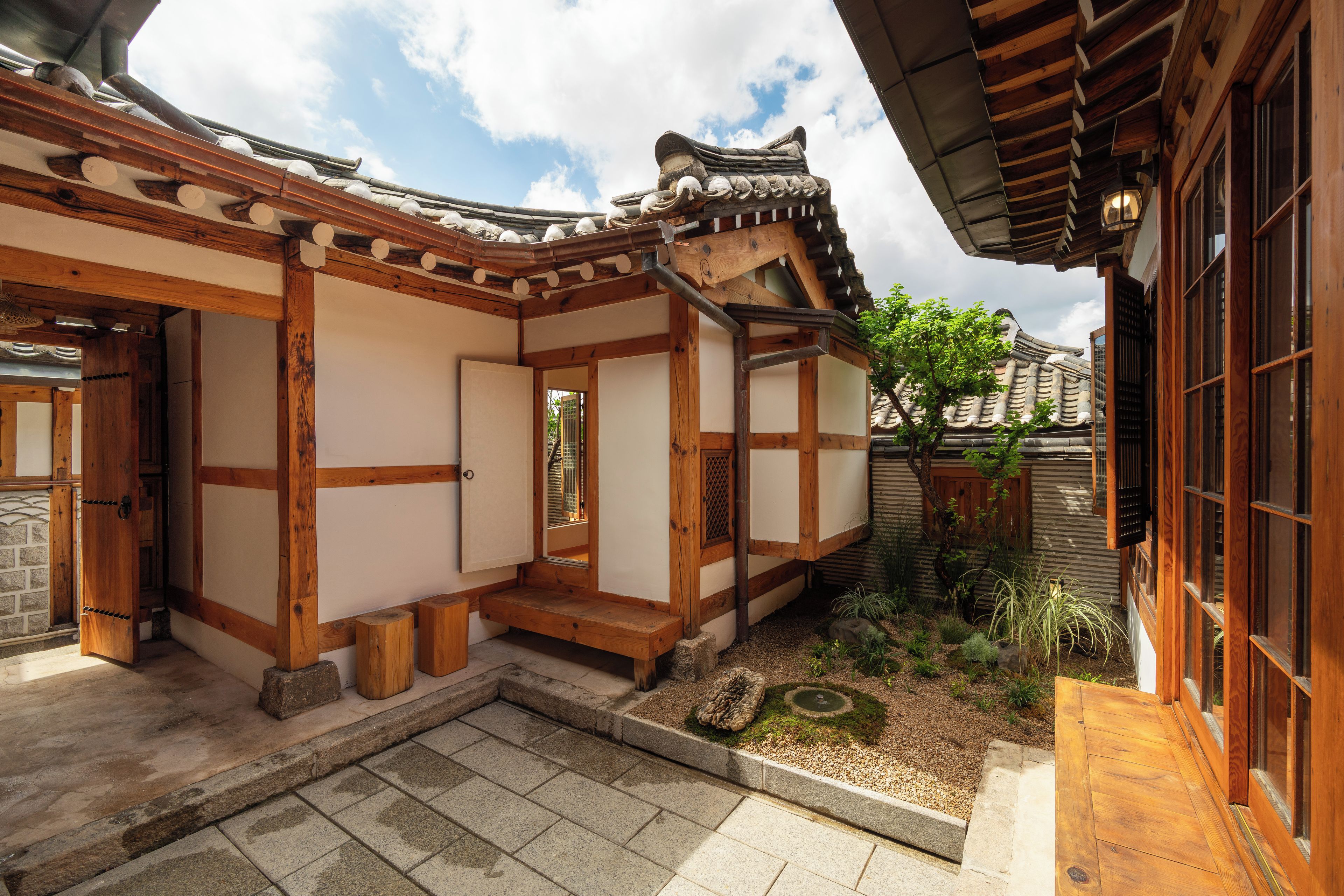 Un bâtiment japonais traditionnel avec des poutres en bois et un sol recouvert de tatamis.