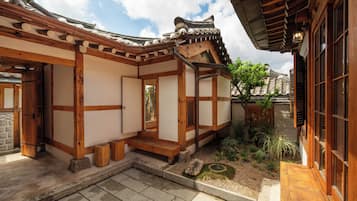 Un bâtiment japonais traditionnel avec des poutres en bois et un sol recouvert de tatamis.