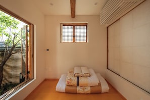 A room with a bed, a window, and a view of greenery outside. - The Prima Hotel Hanok Dambakjae Gyedong (Seoul)