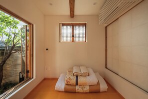 A room with a bed, a window, and a view of greenery outside. - The Prima Hotel Hanok Dambakjae Gyedong (Seoul)
