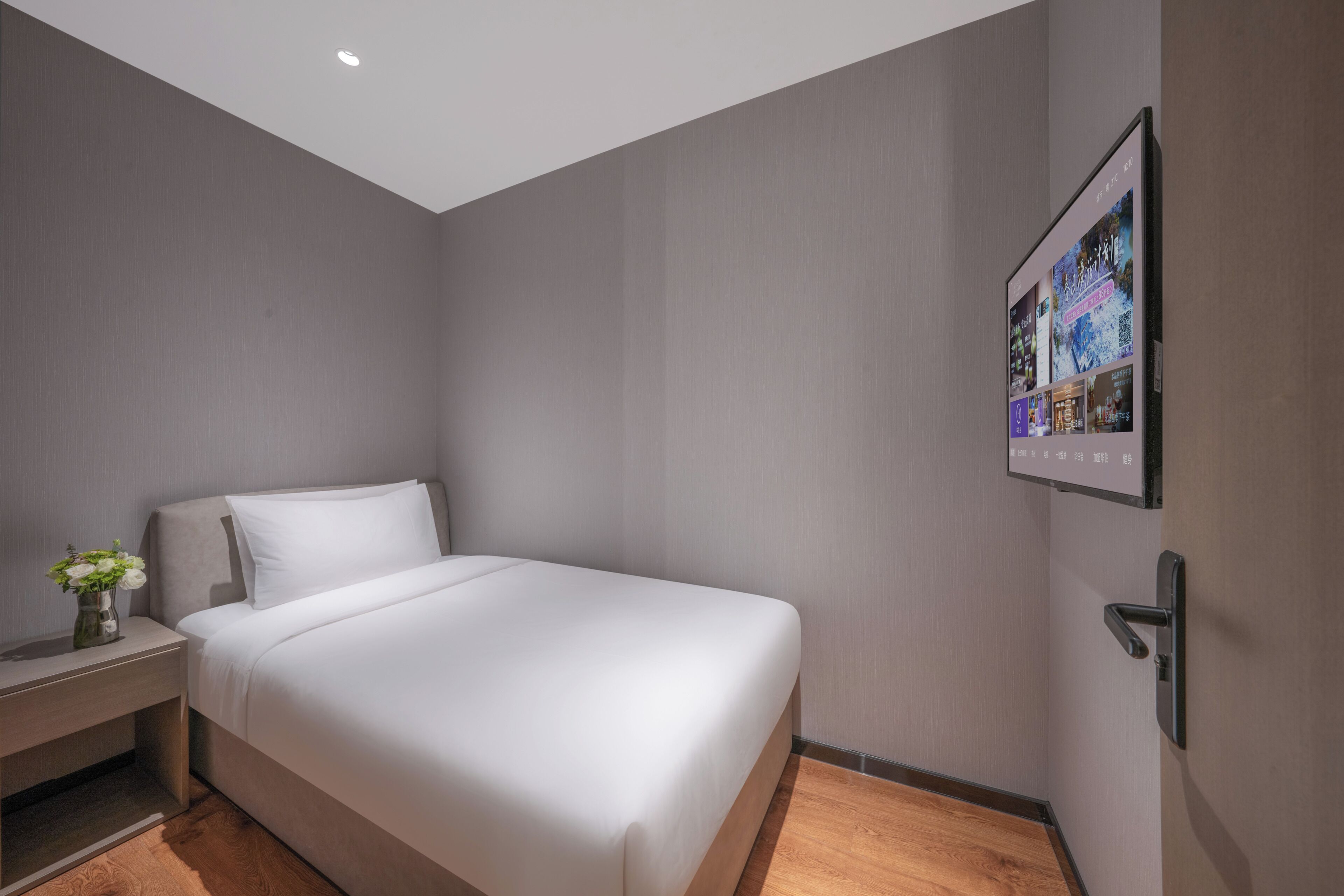 Habitación triple familiar | Zona de estar | Televisión LCD de 65 pulgadas con canales por cable, películas de pago