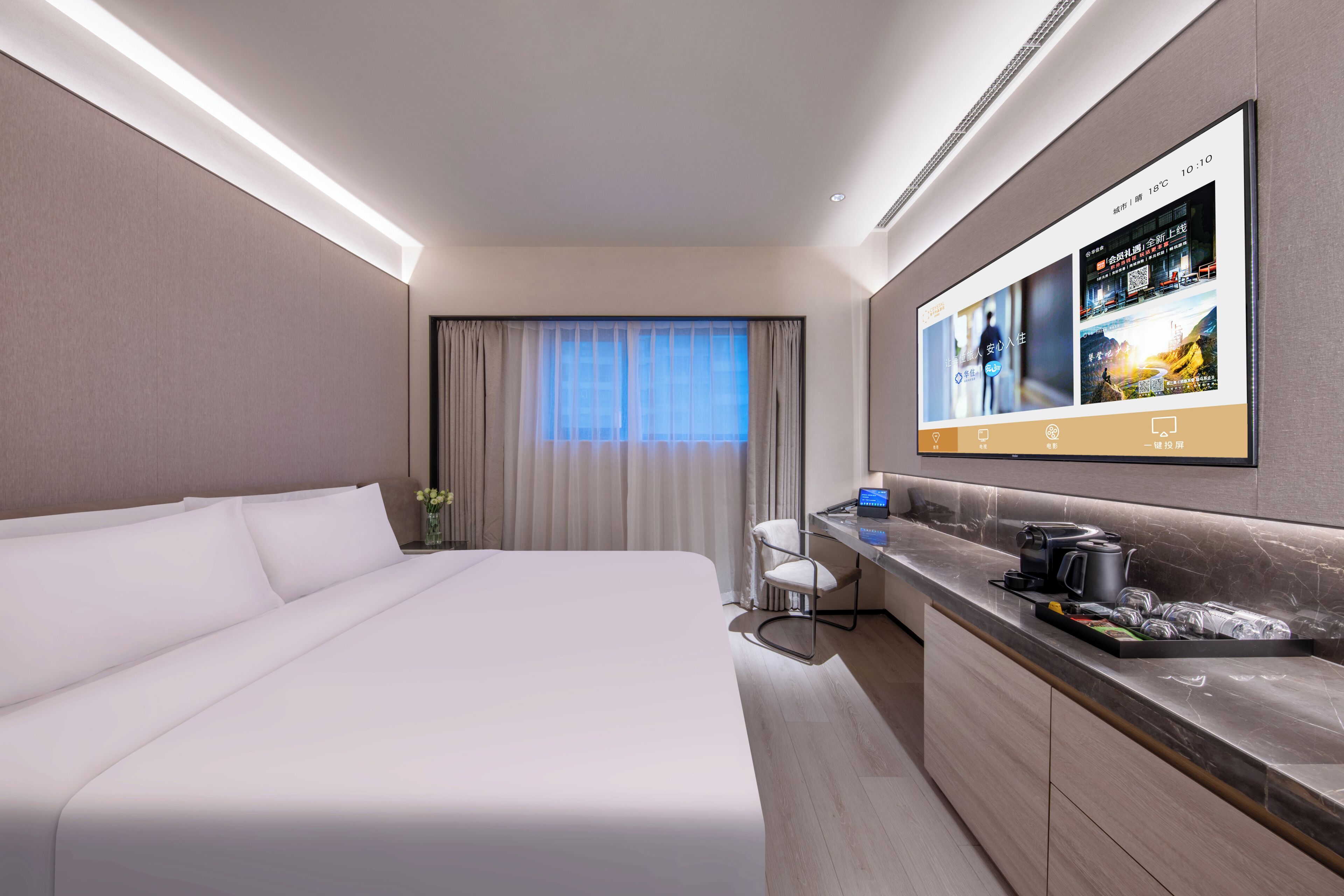 Habitación de hotel con cama, escritorio, televisor de pantalla plana y ventana con cortinas.