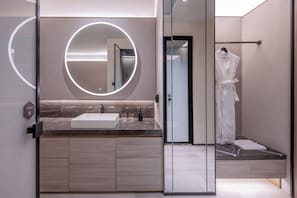 Quarto casal clássico | Banheiro | Chuveiro, secador de cabelo, chinelos, toalhas de banho