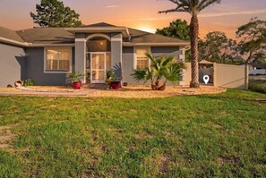 A single-story house with a front porch, a driveway, and a well-maintained lawn. - Private Suite near Weeki Wachee Springs (Brooksville)
