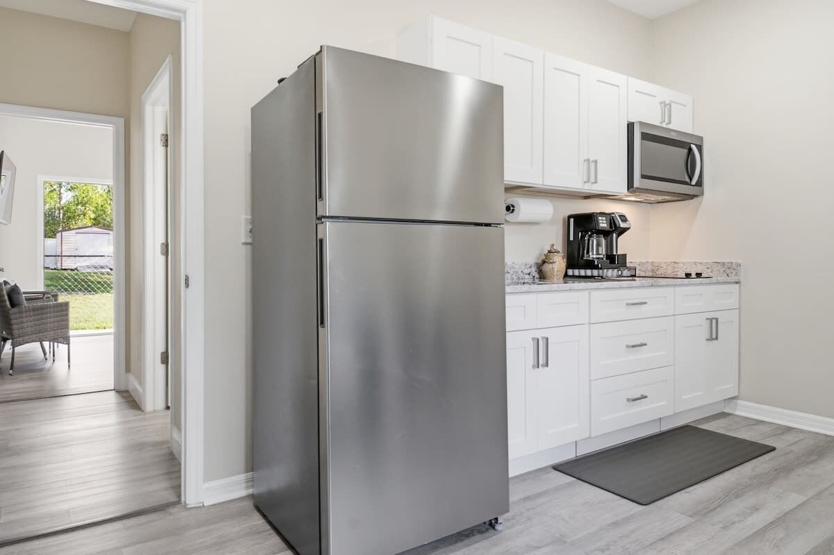 Coffee/tea maker, fridge, microwave, stovetop