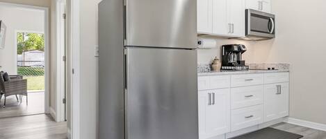 Coffee/tea maker, fridge, microwave, stovetop