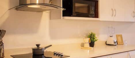 Cafetera y tetera, refrigerador, microondas y parrilla de estufa