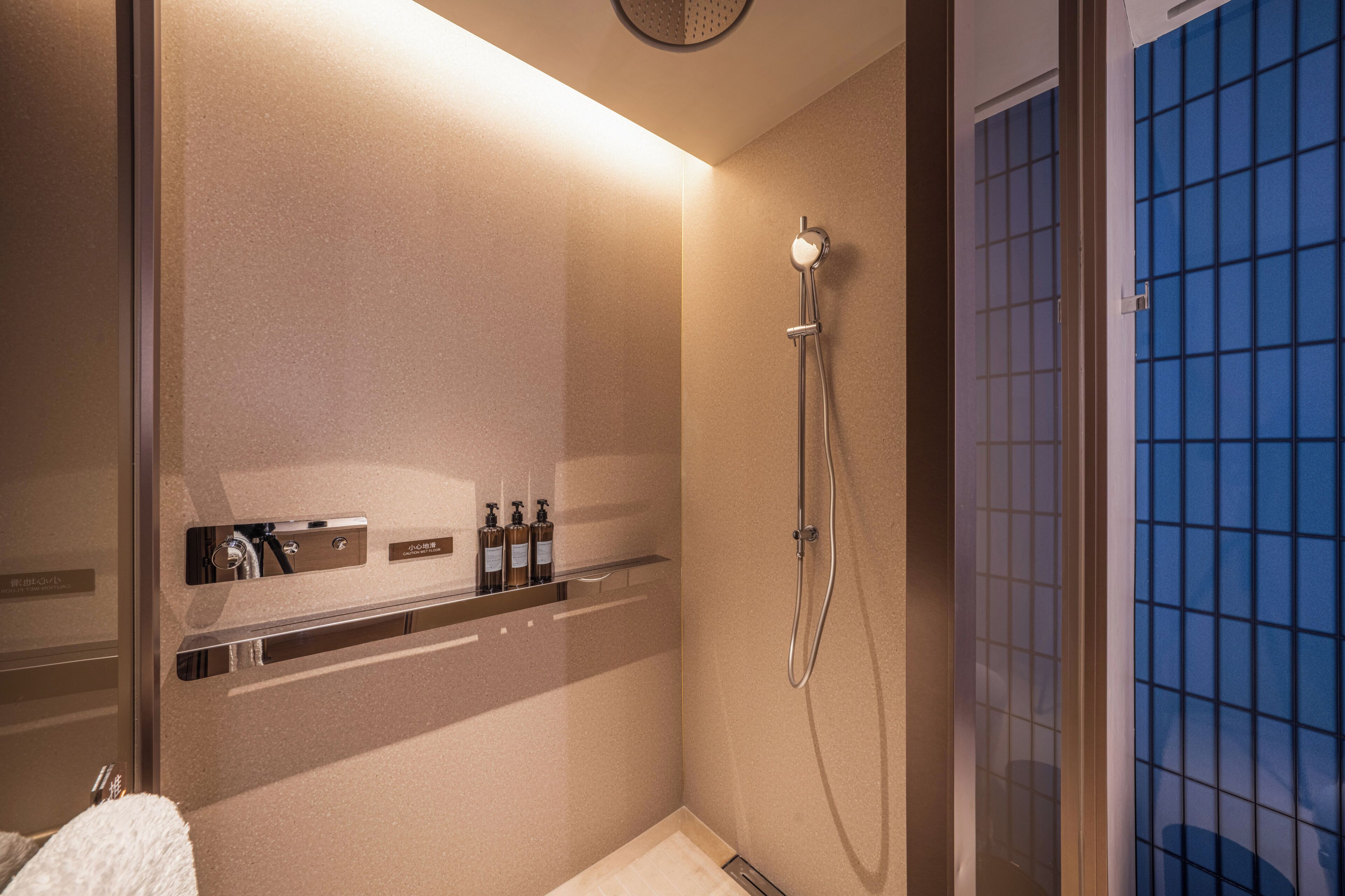 Habitación triple Confort, vista a la ciudad | Baño | Regadera, regadera tipo lluvia, batas, pantuflas 