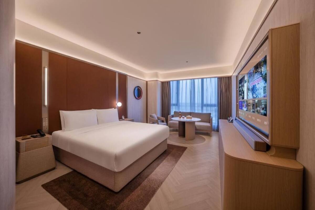 Habitación Deluxe doble, vistas a la ciudad | Minibar con artículos gratuitos y cortinas opacas