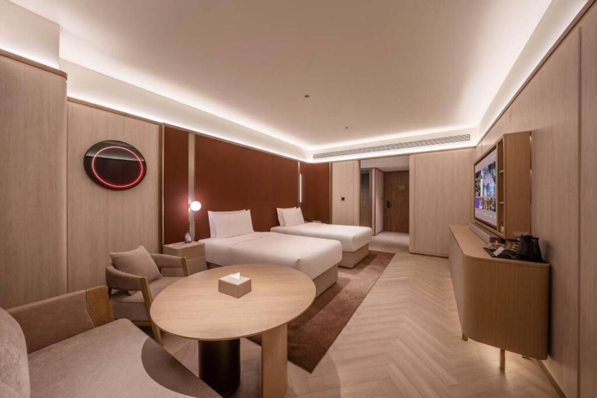 Minibar con artículos gratuitos y cortinas opacas