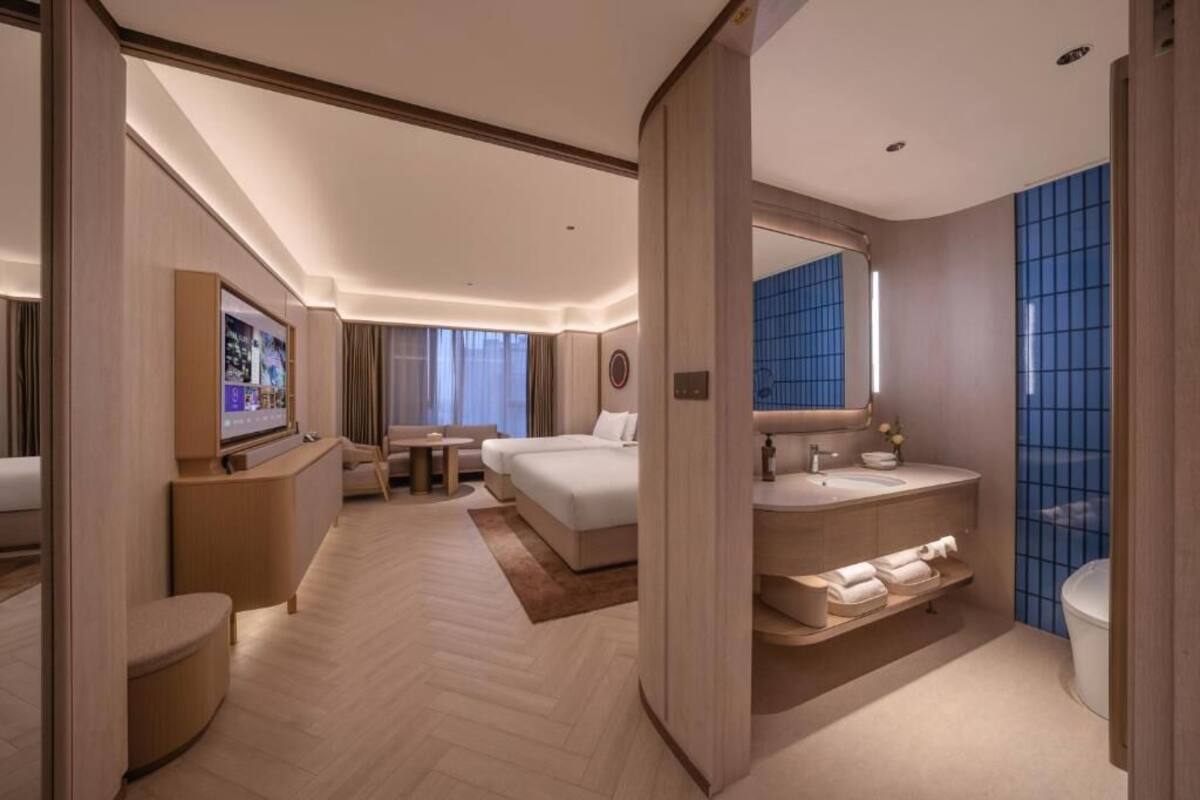 Habitación triple Confort, vistas a la ciudad | Minibar con artículos gratuitos y cortinas opacas