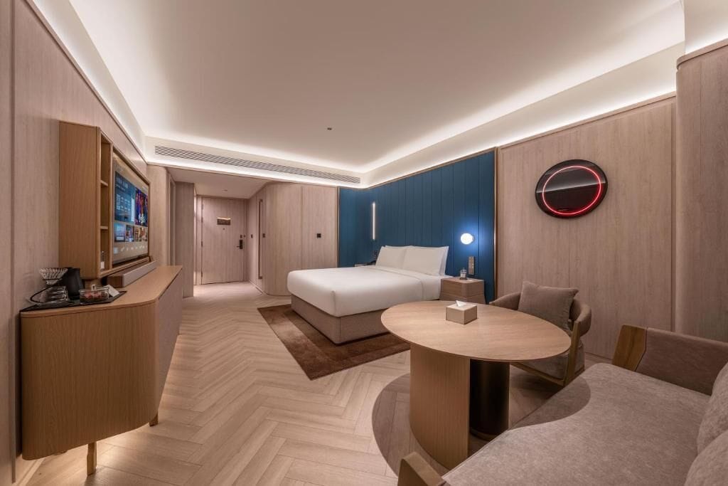 Suite estudio Deluxe, vistas a la ciudad | Minibar con artículos gratuitos y cortinas opacas