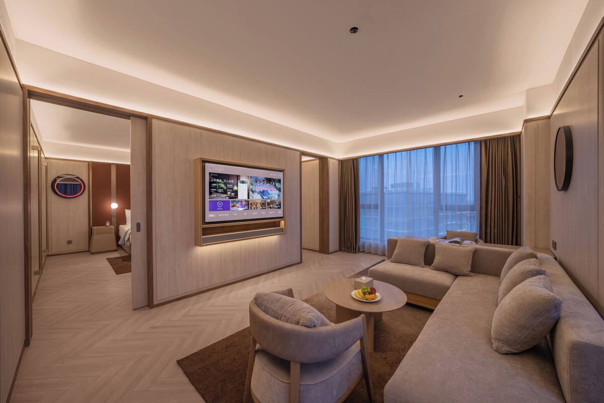 Suite estudio Deluxe, vistas a la ciudad | Minibar con artículos gratuitos y cortinas opacas